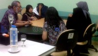 Korban pencabulan Habib H diterima oleh Ketua Komnas PA, Arist Merdeka Sirait. Arbi Anugrah/detikNews.