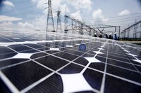 Panel sel-sel surya terpasang. Melimpahnya sumber energi ramah lingkungan mematahkan argumen para pendukung energi tidak ramah lingkungan seperti tenaga nuklir.