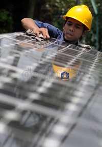 Energi surya merupakan energi ramah lingkungan yang lebih murah daripada energi dari fosil.