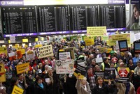 Serikat pekerja menyerukan pemogokan setelah operator bandara menolak proposal mediasi dalam soal sengketa upah mereka. Reuters/Alex Domanski.
