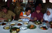 Kampanye sehari tanpa nasi ini bertujuan untuk mengurangi konsumsi masyarakat terhadap beras dengan di ganti makanan pokok atau pangan lainnya seperti sayuran, buah-buahan, protein hewani maupun nabati. Sudrajat/detikcom.