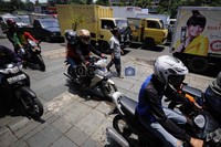 Puluhan kendaraan roda dua melintas di Jalur pejalan kaki di Kawasan Stasiun Kota, Jakarta, Selasa (21/2).