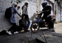 Tak jarang pejalan kaki harus kalah dengan pemotor.