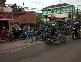 Perbaikan Pipa PDAM Bocor di Raya Ngelom Bikin Padat 