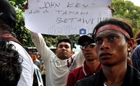 Dalam aksinya, mereka berharap John Kei mendapatkan hukuman yang seberat-beratnya.