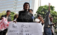 Demonstran menandai diri mereka dengan seutas tali merah yang diikatkan di kepalanya.