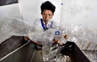 Warga mengolah sampah plastik dengan menggunakan mesin penghancur di Bank Sampah Karya Mandiri, Semper Barat, Jakarta Utara, Rabu (22/2/2012).