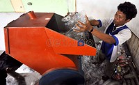 Sampah plastik tersebut dijadikan barang yang memiliki nilai jual tinggi, seperti barang kerajinan dan biji plastik.
