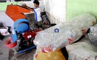 Tumpukan sampah plastik di Bank Sampah Karya Mandiri. Sampah-sampah ini kemudian diolah agar menghasilkan uang.