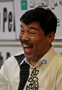 Tahun 1996, pria kelahiran kelahiran Jakarta, Juni 1966 ini turut aktif menjadi tim advokasi Xanana Gusmao. Namun pengalamannya yang minim untuk urusan hukum internasional dan kampanye ke luar negeri, tidak menyurutkan langkahnya. Dia mau belajar dan sukses membuat citra baik baik Xanana Gusmao.
