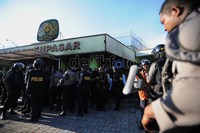 Polisi berjaga di depan LP.