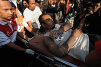 Salah satu napi yang terkena tembakan dievakuasi.
