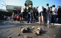 Batu-batu tampak berserakan di luar LP.