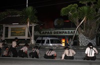 Ratusan polisi hura-hara bersiaga di luar LP. Reuters/Zul Edoardo.