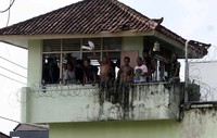 Saat kerusuhan mereda, tampak menara penjagaan LP rusak akibat lemparan batu napi. Reuters/Zul Edoardo.