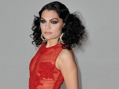 Gaun Merah Menerawang Jessie J