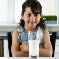 Waspada! Banyak Susu si Kecil yang Pakai Gula Tambahan
