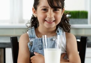 Waspada! Banyak Susu si Kecil yang Pakai Gula Tambahan