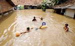 Byurrr.....Banjir Jadi Arena Bermain