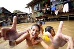 Byurrr.....Banjir Jadi Arena Bermain