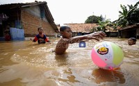 Empat orang anak ini asyik menikmati permainan mereka.