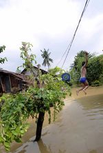 Byurrr.....Banjir Jadi Arena Bermain