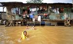 Byurrr.....Banjir Jadi Arena Bermain
