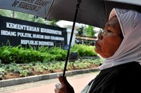 Aksi puluhan keluarga korban pelanggaran HAM berlangsung damai.