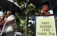 Dalam aksi ini, para pendemo mendesak Menkopolhukam, Djoko Suyanto untuk segera mengumumkan rencana kerja penuntasan kasus-kasus pelanggaran HAM berat yang terjadi dimasa lalu.