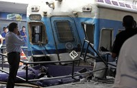 Sejumlah pejabat KA setempat mengatakan kereta tidak bisa berhenti, mungkin karena rem rusak. Karena itu kereta membanting ke dalam dinding stasiun. Reuters/Enrique Marcarian.