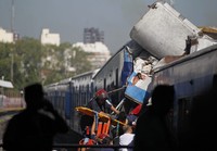 Kereta ini membawa lebih dari 800 penumpang kereta. Sejumlah penumpang terjepit dinding kereta. Reuters/Enrique Marcarian.