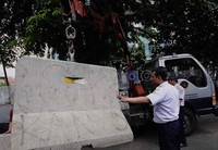 Petugas Dinas Perhubungan Jakarta Pusat memindahkan batu pembatas jalan movable concrete barrier (MCB) di Jalan Diponegoro.