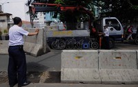 Dengan disingkirkannya movable concrete barrier (MCB) tersebut, ruas jalan menjadi luas.