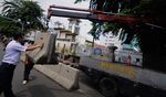 Usir Parkir Liar, Beton Dipasang Melintang
