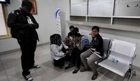 Isak tangis Sumiyati sesekali terdengar di depan kamar jenazah RSCM.