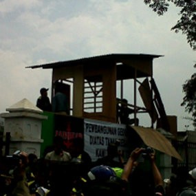 Massa GMBI dan Jangkar Terobos Area Proyek Gedung DPRD Jabar