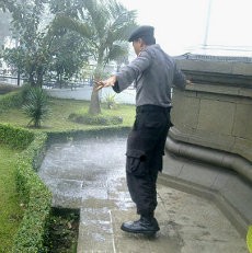 Wow! Polisi di Bandung Bisa Melayang