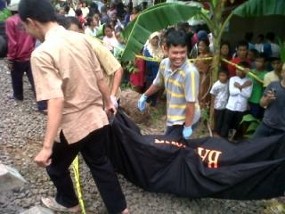 Motor Mogok di Rel, Ade Tewas Terlindas Kereta