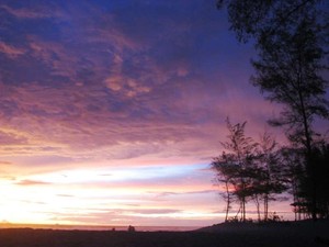 Tergoda Senja di Pantai Terpanjang di Indonesia