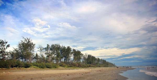 Tergoda Senja di iPantaii Terpanjang di Indonesia