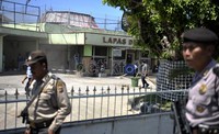 Petugas dan napi membersihkan sisa kerusuhan di halaman LP Kerobokan.