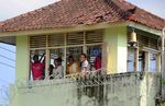 Napi dan Sipir Bersih-bersih LP Kerobokan