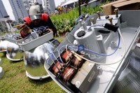 Seorang petugas memasang kabel lampu penerangan jalan. Meski daya listrik turun, sinar lampu hemat energi tidak akan menjadi redup. Hal ini disebabkan ada rangkaian sirkuit tertentu yang telah ditambahkan di lampu jalan tersebut.