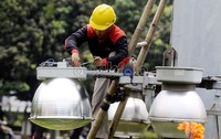 Petugas tampak teliti menyambung kabel lampu penerangan jalan di kawasan Monas, Jakarta.