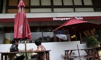 Beberapa pengujung sedang santai di Coffee Shop Bengawan Solo. Ramses/detikcom.
