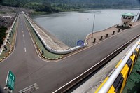 Jalan yang mulus dengan trek berkelok-kelok serta naik turun biasa digunakan penggemar sepeda menjajal kekuatan dengkul menggowes. Lokasi ini tepat untuk keluarga dan mengenalkan pentingnya menjaga alam kepada si kecil.