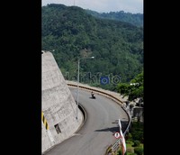 Perbukitan yang dikalungi jalanan meliuk-liuk. Foto diambil dari tower kontrol yang berfungsi mengawasi waduk.