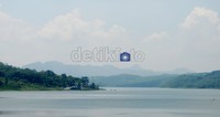 Landdscape Waduk Cirata sangat cantik. Bila pagi hari, semburat matahari akan membuat efek warna alam yang sangat memukau.