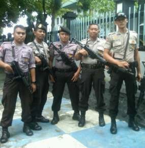 Polisi Bersenjata Lengkap Siap Sambut Napi LP Kerobokan