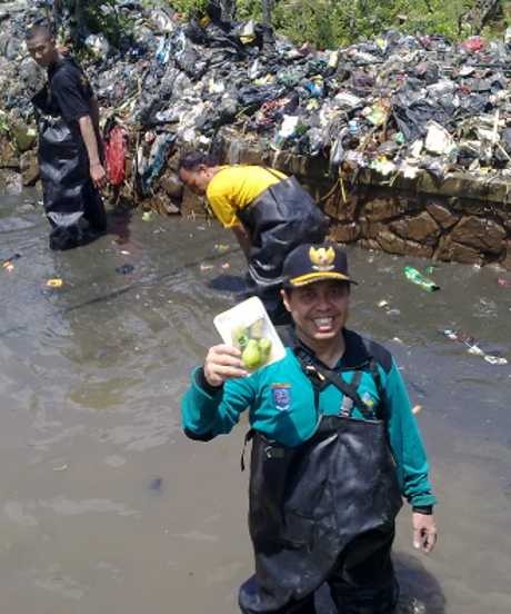Ihh!! Sampah Pembalut & Kondom Mengambang, Relawan Depok Keruk Sungai